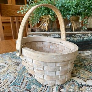 Whitewashed hinged handle woven basket